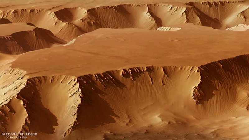 Stunning images show Martian labyrinth in vivid detail