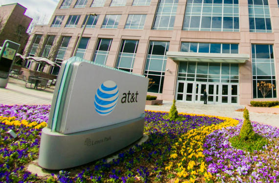 AT&amp;T shuffles leadership to tie video, mobile services together